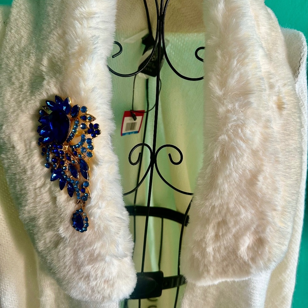 Beige  poncho faux fur collar o/s nwt